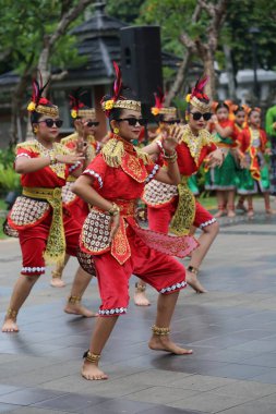 Jakarta, Endonezya. 25 Mayıs 2024. Merkezi Cava 'dan Pangpung Dansı adlı geleneksel dans TMII turizm merkezi Jakarta' nın açık sahnesinde sergilenmektedir..