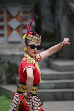 Jakarta, Endonezya. 25 Mayıs 2024. Merkezi Cava 'dan Pangpung Dansı adlı geleneksel dans TMII turizm merkezi Jakarta' nın açık sahnesinde sergilenmektedir..