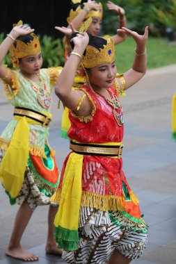 Jakarta, Endonezya. 25 Mayıs 2024. Merkezi Cava 'dan Pangpung Dansı adlı geleneksel dans TMII turizm merkezi Jakarta' nın açık sahnesinde sergilenmektedir..