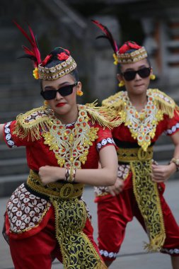 Jakarta, Endonezya. 25 Mayıs 2024. Merkezi Cava 'dan Pangpung Dansı adlı geleneksel dans TMII turizm merkezi Jakarta' nın açık sahnesinde sergilenmektedir..