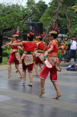 Jakarta, Endonezya. 25 Mayıs 2024. Merkezi Cava 'dan Pangpung Dansı adlı geleneksel dans TMII turizm merkezi Jakarta' nın açık sahnesinde sergilenmektedir..