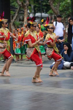 Jakarta, Endonezya. 25 Mayıs 2024. Merkezi Cava 'dan Pangpung Dansı adlı geleneksel dans TMII turizm merkezi Jakarta' nın açık sahnesinde sergilenmektedir..