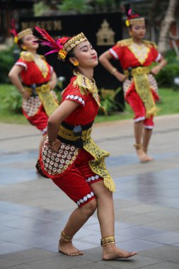 Jakarta, Endonezya. 25 Mayıs 2024. Merkezi Cava 'dan Pangpung Dansı adlı geleneksel dans TMII turizm merkezi Jakarta' nın açık sahnesinde sergilenmektedir..