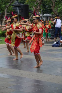 Jakarta, Endonezya. 25 Mayıs 2024. Merkezi Cava 'dan Pangpung Dansı adlı geleneksel dans TMII turizm merkezi Jakarta' nın açık sahnesinde sergilenmektedir..