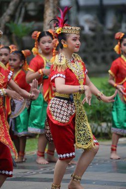 Jakarta, Endonezya. 25 Mayıs 2024. Merkezi Cava 'dan Pangpung Dansı adlı geleneksel dans TMII turizm merkezi Jakarta' nın açık sahnesinde sergilenmektedir..