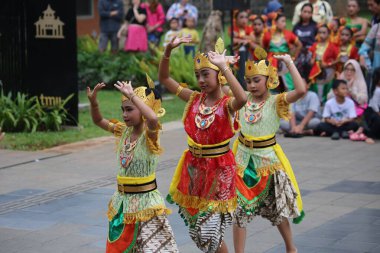 Jakarta, Endonezya. 25 Mayıs 2024. Merkezi Cava 'dan Pangpung Dansı adlı geleneksel dans TMII turizm merkezi Jakarta' nın açık sahnesinde sergilenmektedir..