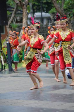 Jakarta, Endonezya. 25 Mayıs 2024. Merkezi Cava 'dan Pangpung Dansı adlı geleneksel dans TMII turizm merkezi Jakarta' nın açık sahnesinde sergilenmektedir..