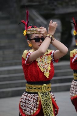 Jakarta, Endonezya. 25 Mayıs 2024. Merkezi Cava 'dan Pangpung Dansı adlı geleneksel dans TMII turizm merkezi Jakarta' nın açık sahnesinde sergilenmektedir..