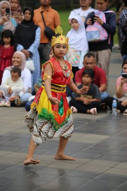 Jakarta, Endonezya. 25 Mayıs 2024. Merkezi Cava 'dan Pangpung Dansı adlı geleneksel dans TMII turizm merkezi Jakarta' nın açık sahnesinde sergilenmektedir..