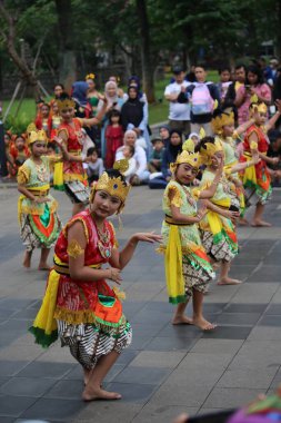 Jakarta, Endonezya. 25 Mayıs 2024. Merkezi Cava 'dan Pangpung Dansı adlı geleneksel dans TMII turizm merkezi Jakarta' nın açık sahnesinde sergilenmektedir..