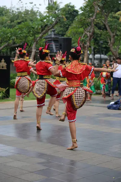 Jakarta, Endonezya. 25 Mayıs 2024. Merkezi Cava 'dan Pangpung Dansı adlı geleneksel dans TMII turizm merkezi Jakarta' nın açık sahnesinde sergilenmektedir..