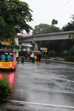 Jakarta, Endonezya. 27 Haziran 2024. Fotoğraf, TMII turist merkezinde şiddetli yağmur yağdığını gösteriyor, Jakarta. Şemsiyeler ve yağmurluklar giyilir..