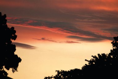 renkli dramatik gökyüzü bulutlu gün batımında.