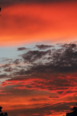 renkli dramatik gökyüzü bulutlu gün batımında.