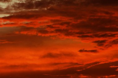 renkli dramatik gökyüzü bulutlu gün batımında.