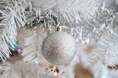 Ağaçta asılı duran beyaz noel balosu