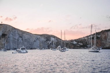 Güzel deniz manzarası ve kumsal.