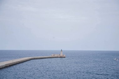 Akdeniz kıyısındaki deniz feneri ve deniz feneri