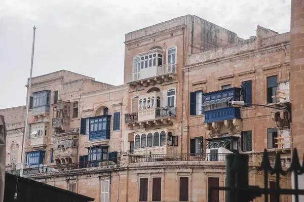 Malta 'nın başkenti Valletta' daki eski binanın balkonundan manzara