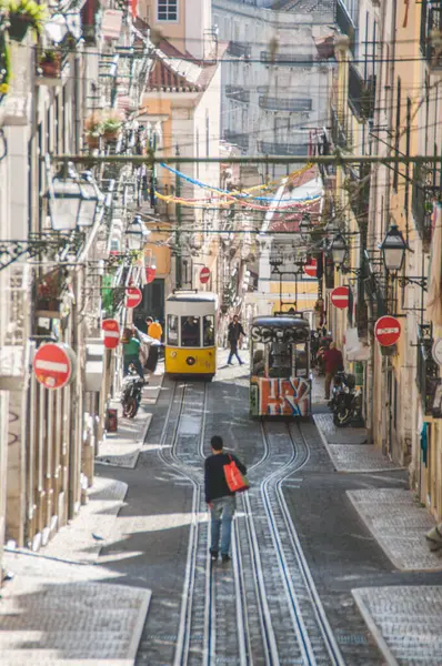 Porto, Portekiz - Haziran 29, 2016: Portekiz 'deki eski Porto şehrinde tramvayı ve geleneksel binaları olan tipik bir cadde