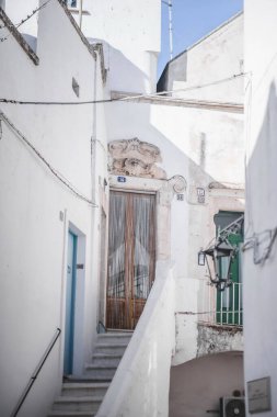 Eski şehrin Ostuni, Puglia, İtalya 'daki beyaz evler