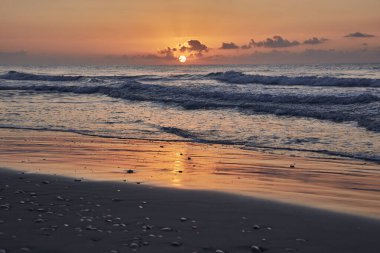 Sahilde güzel bir gün doğumu doğa arka planında