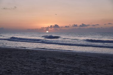 Sahilde gün doğumu