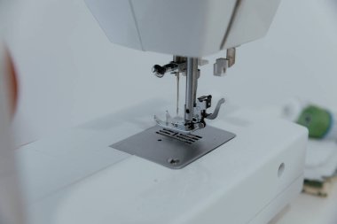 Dikiş makinesiyle el yapımı şeyler yapan insanlar