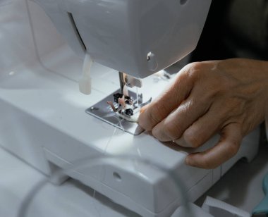 Dikiş makinesiyle el yapımı şeyler yapan insanlar