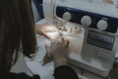 Dikiş makinesiyle el yapımı şeyler yapan insanlar