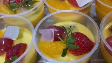 Yemek şirketi, ev yapımı, sağlıklı mango sütlü puding üretimi. Pudingler mango suyu ve sütten yapılır. Vanilya reçeli, çilek, üzüm, kivi, mandalina portakalı ve hindistan cevizi jeli (hindistan cevizi jeli).)