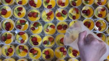 Home Industry - Sağlıklı mango sütlü pudingi üretimi. Pudingler mango suyu ve sütten yapılır. Vanilya reçeli, çilek, üzüm, kivi, mandalina portakalı ve hindistan cevizi jeli (hindistan cevizi jeli).)