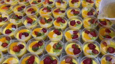 Home Industry - Sağlıklı mango sütlü pudingi üretimi. Pudingler mango suyu ve sütten yapılır. Vanilya reçeli, çilek, üzüm, kivi, mandalina portakalı ve hindistan cevizi jeli (hindistan cevizi jeli).)