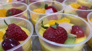 Home Industry - Sağlıklı mango sütlü pudingi üretimi. Pudingler mango suyu ve sütten yapılır. Vanilya reçeli, çilek, üzüm, kivi, mandalina portakalı ve hindistan cevizi jeli (hindistan cevizi jeli).)