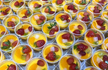 Yemek şirketi, ev yapımı, sağlıklı mango sütlü puding üretimi. Pudingler mango suyu ve sütten yapılır. Vanilya reçeli, çilek, üzüm, kivi, mandalina portakalı ve hindistan cevizi jeli (hindistan cevizi jeli).)