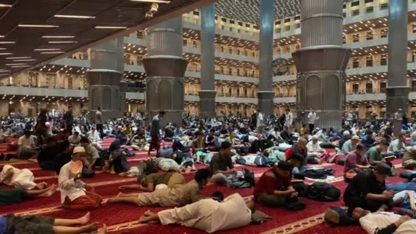 Jakarta Indonesia April 2024 Muslim Indonesia Itikaf Pada Malam Ramadhan — Stok Video