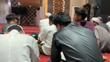 Jakarta, Endonezya - 8-9 Nisan 2024: Ramadhan 'ın 29. gecesinde Endonezyalı Müslüman Itikaf. 29 Ramazan 1445 H. Endonezya 'nın Jakarta kentindeki İslam simgesi Istiqlal Camii' nin içinde. Itikaf, genellikle Ramazan ayında İslam dininin bir ayinidir..