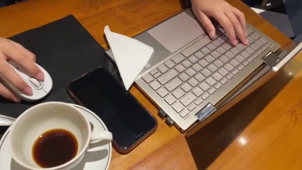 Trabaja Con Laptop Smartphone Café Mano Femenina Sosteniendo Ratón Parte — Vídeos de Stock