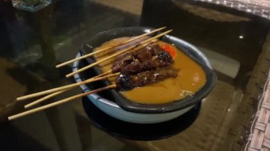 Endonezya Satay 'ı fıstık sosuyla servis edilir. Satay (Endonezya dilinde 