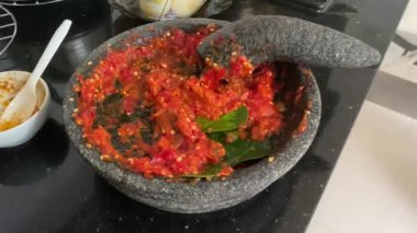 Bir kobek, bir taş harç ve bir ulekan, bir tokmak kullanarak sambal (Endonezya geleneksel biber sosu veya macunu) yapmak için geleneksel bir yöntemdir. 4K