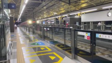 M Blok Güney Jakarta, Endonezya - 25 Nisan 2024: MRT ASEAN MRT İstasyonuna (MRT Jakarta Kuzey Güney Hattı).