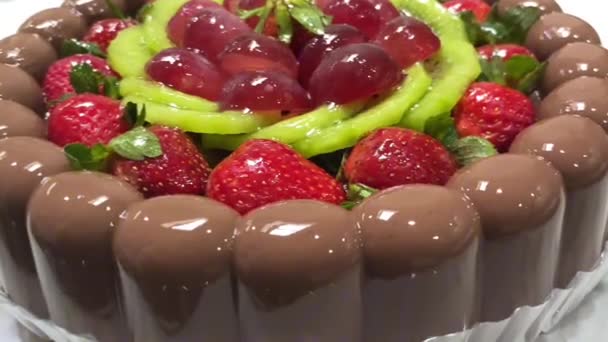 Czekoladowy Pudding Galaretki Mlecznej Owocami Jako Dodatkiem Truskawki Kiwi Winogrona — Wideo stockowe