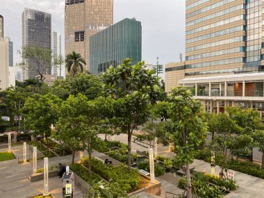 Jakarta, Endonezya - 26 Nisan 2024: Sarinah Thamrin Binası Şehir Parkı. M.H. 'de bulundu. Thamrin Caddesi, Jakarta, Endonezya. Çevre dostu bir park..