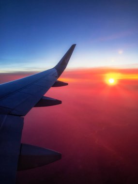 Uçak penceresinden gün batımı gökyüzü. Yüksek kalite fotoğraf