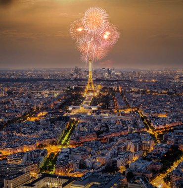 Havai fişekli Eyfel Kulesi, Fransa, Paris 'te yeni yıl kutlaması. Yüksek kalite fotoğraf