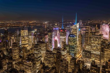 New York şehrinin gece hareketli manzarası, ikonik İmparatorluk Binası 'ndan alındı..