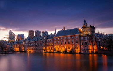 Binnenhof kalesi, Hollanda Parlamentosu, gün batımında Hollanda 'da Lahey şehir merkezi silueti. Yüksek kalite fotoğraf