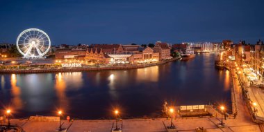 Gdansk Polonya 2021 Dönme dolabı eski Gdansk kasabasında gece yansıması. Yüksek kalite fotoğraf