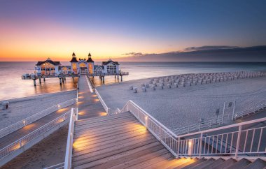 Meşhur Sellin Seebruecke İskelesi yazın gündoğumunda güzel bir altın sabah ışığında Ostseebad Sellin turizm beldesi, Baltık Denizi Bölgesi