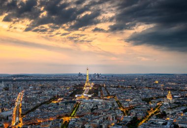 Paris 'in, Paris Montparnasse Kulesi' nden gün batımında Eyfel Kulesi, Les Invalides ve Savunma Bölgesi 'nin gökyüzü manzarası. Yüksek kalite fotoğraf
